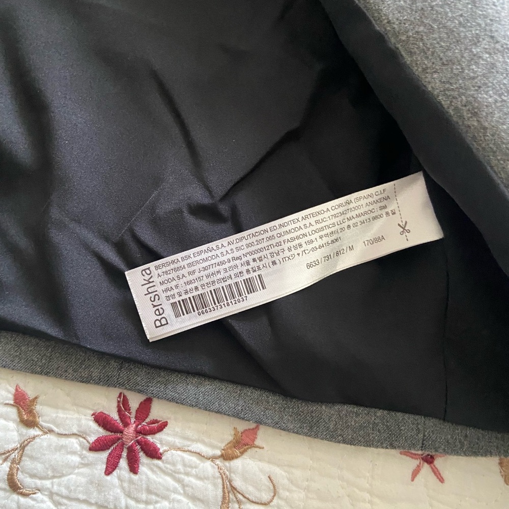 Bershka Cropped Blazer in Grey 
In a size Medium - Picture 7 of 7